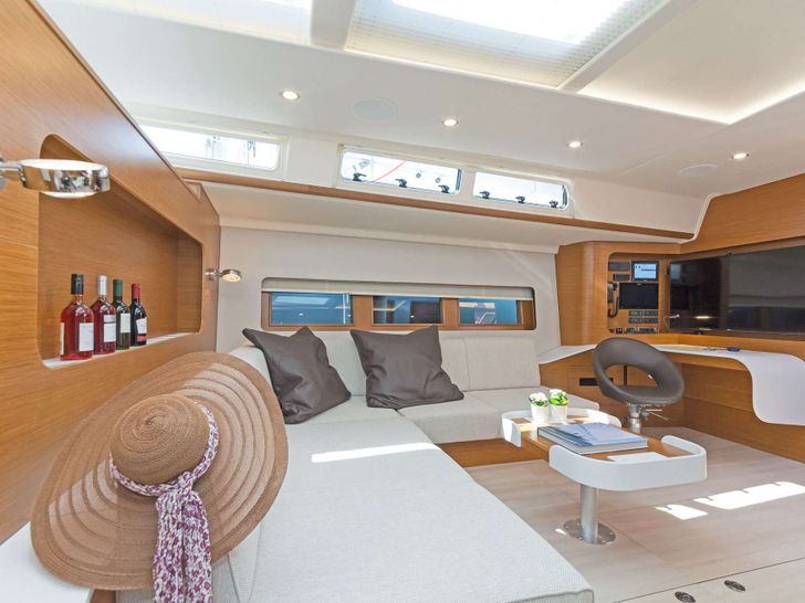 ALIZEE Hanse 675 - saloon seating area ALIZEE Hanse 675 - saloon seating area