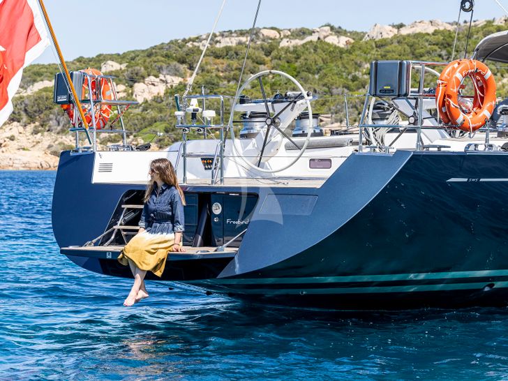 stern view with the open transom swiming platform