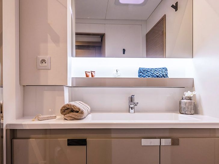 Fountaine Pajot Aura 51 - Bathroom Fountaine Pajot Aura 51 - Bathroom