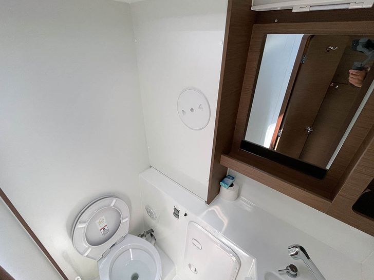 C'EST BON Lagoon 42 - guest bathroom C'EST BON Lagoon 42 - guest bathroom