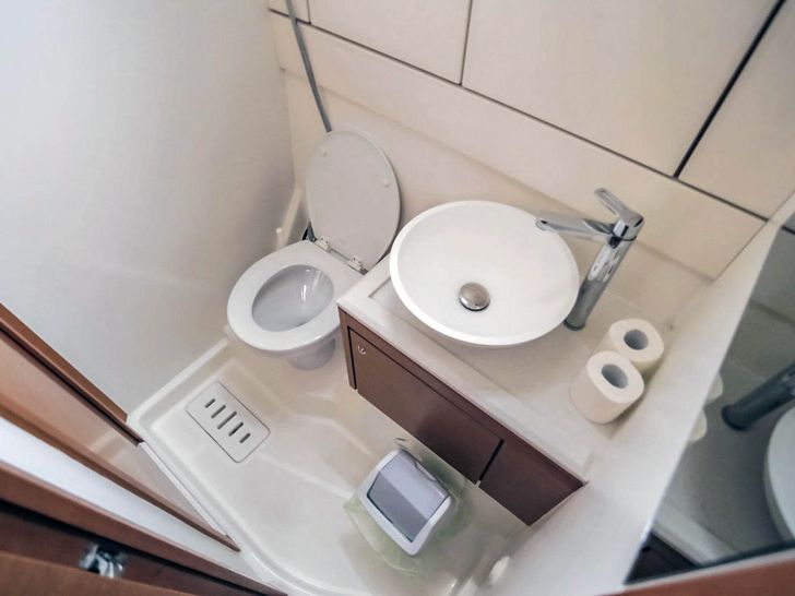 MISS C Jeannneau 54 - Bathroom MISS C Jeannneau 54 - Bathroom