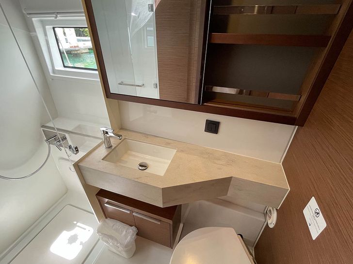 PEBBLES - Lagoon 46 - guest bathroom PEBBLES - Lagoon 46 - guest bathroom