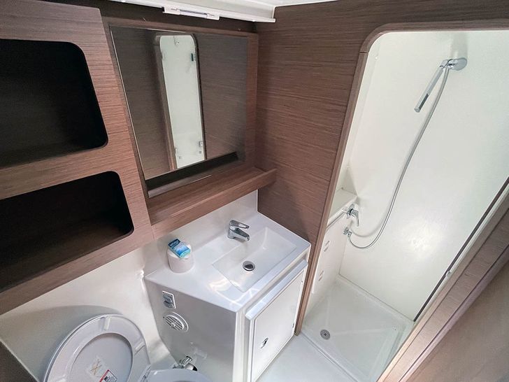 C'EST BON Lagoon 42 - guest bathroom C'EST BON Lagoon 42 - guest bathroom