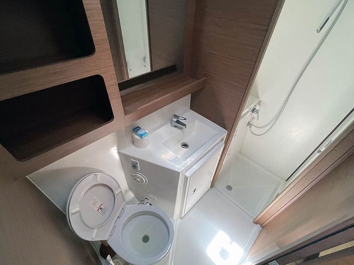 C'EST BON Lagoon 42 - guest bathroom C'EST BON Lagoon 42 - guest bathroom