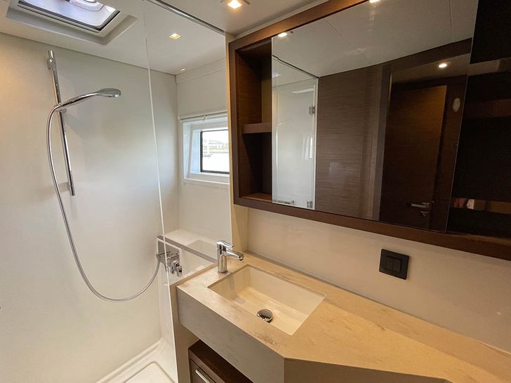 PEBBLES - Lagoon 46 - guest bathroom PEBBLES - Lagoon 46 - guest bathroom