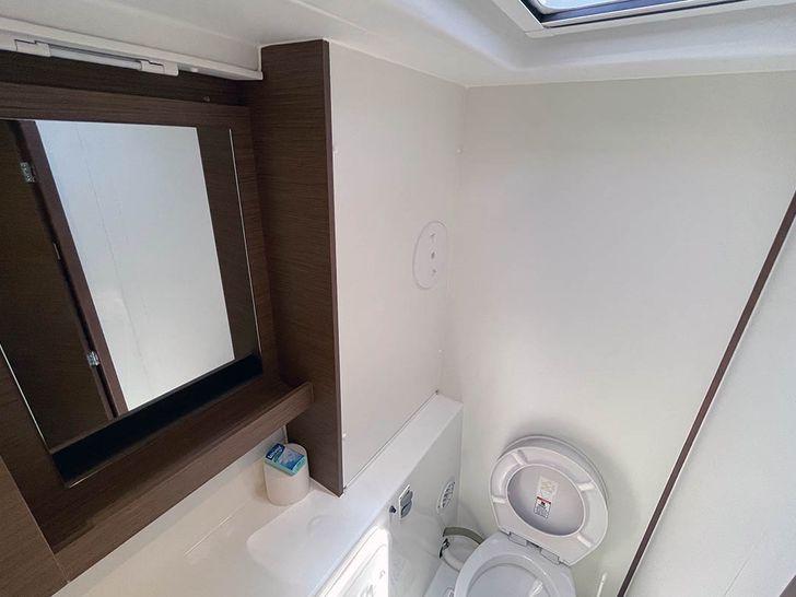 C'EST BON Lagoon 42 - guest bathroom C'EST BON Lagoon 42 - guest bathroom