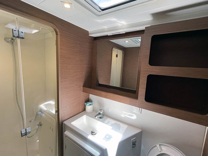 C'EST BON Lagoon 42 - guest bathroom C'EST BON Lagoon 42 - guest bathroom