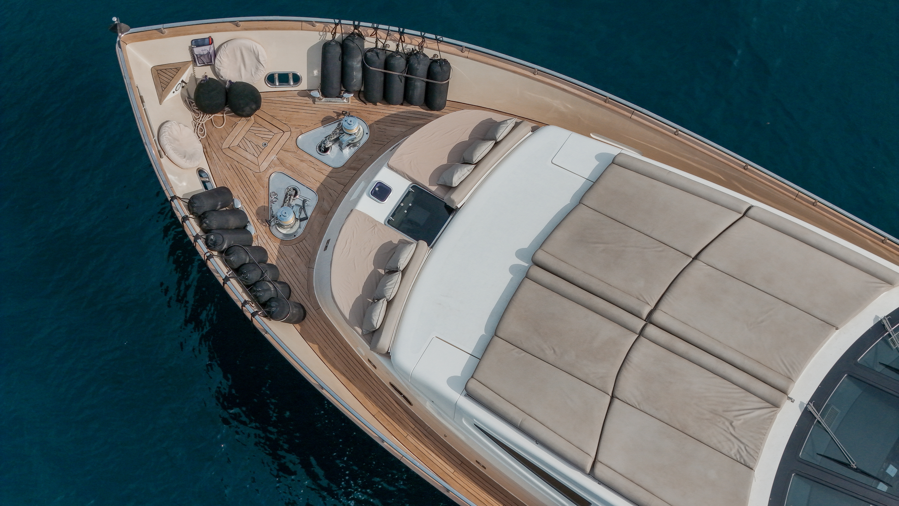 ACCAMA DELTA Azimut 30m - foredeck sunbathing area