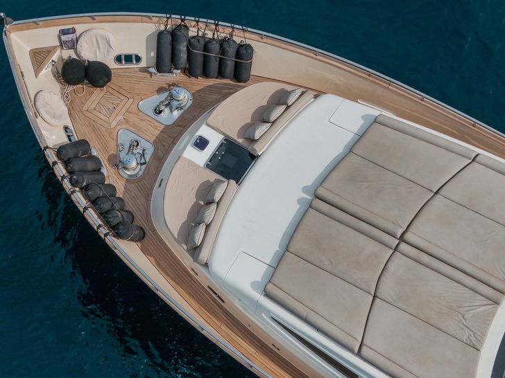 ACCAMA DELTA Azimut 30m - foredeck sunbathing area ACCAMA DELTA Azimut 30m - foredeck sunbathing area