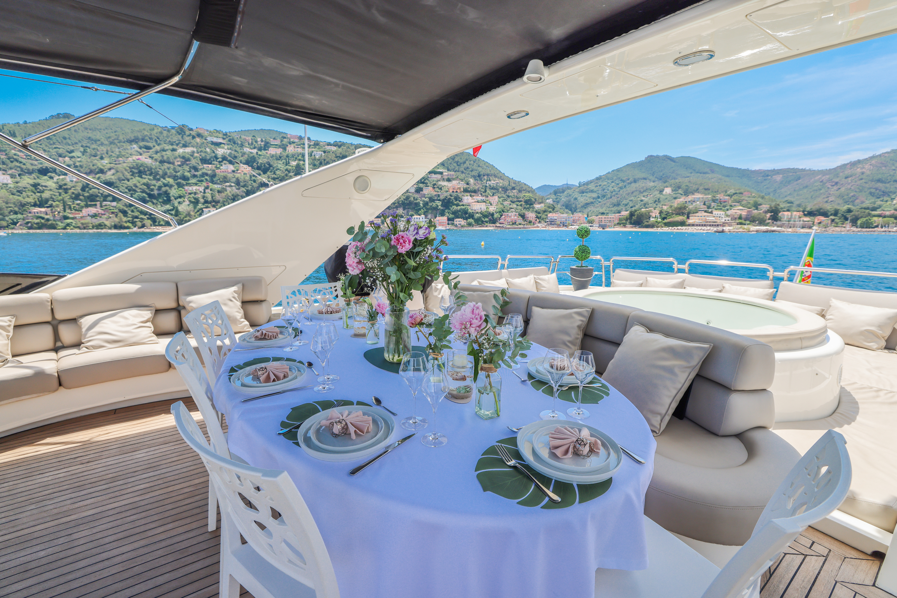 ACCAMA DELTA Azimut 30m - flybridge dining setup