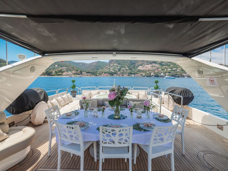 ACCAMA DELTA Azimut 30m - flybridge outdoor dining area ACCAMA DELTA Azimut 30m - flybridge outdoor dining area