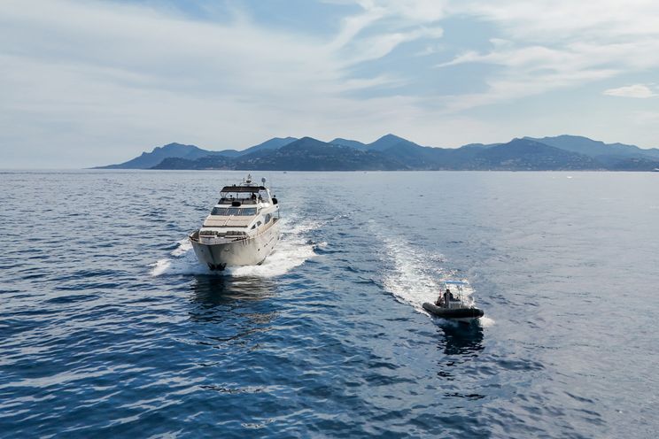 Charter Yacht ACCAMA DELTA - Azimut 30m - 4 Cabins - Cannes - St Tropez - Nice - Antibes - Monaco - French Riviera