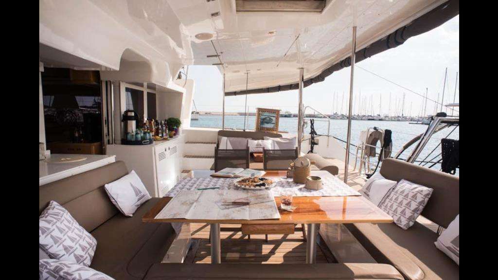 Aft Deck / Saloon & Dining area