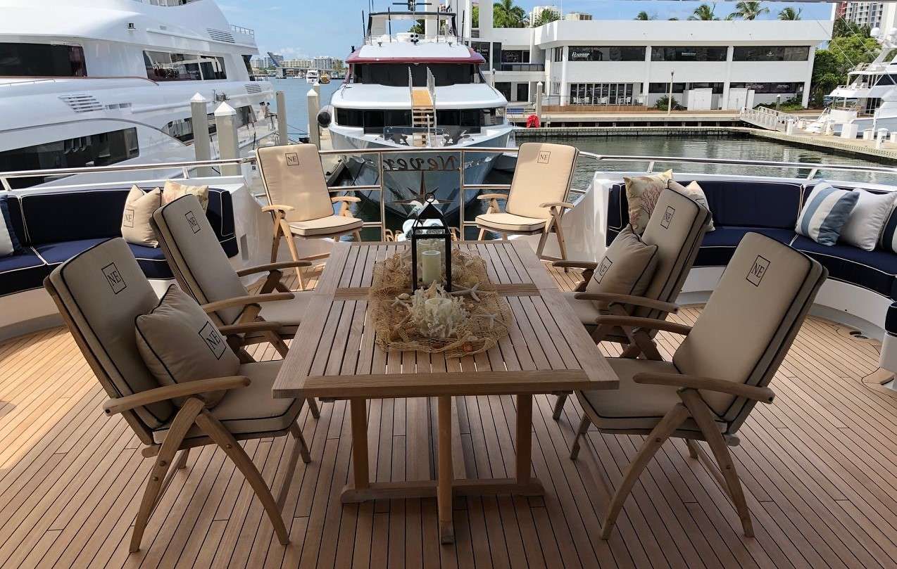 Mid deck dining