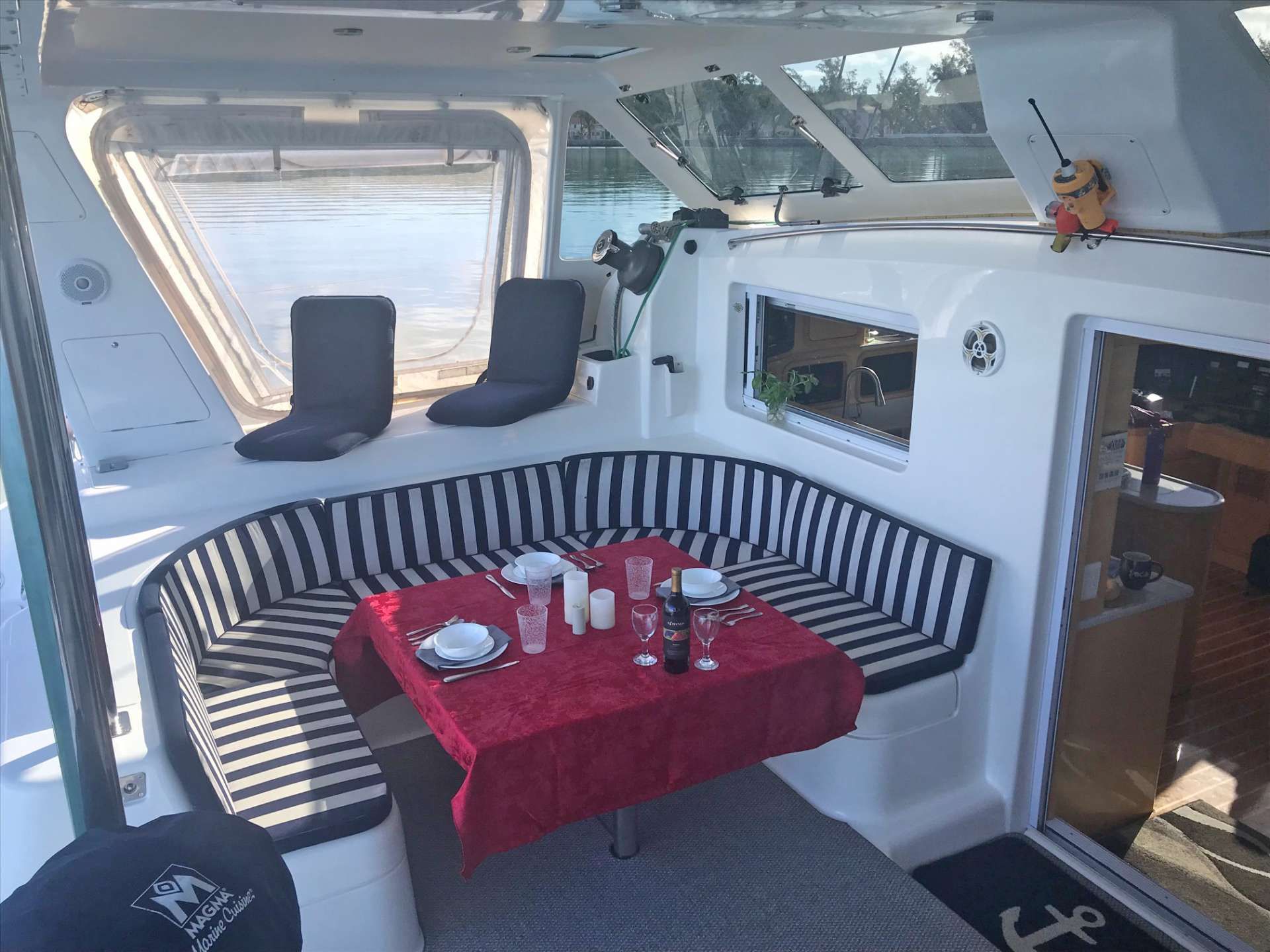 Spacious cockpit. Dining up to 6