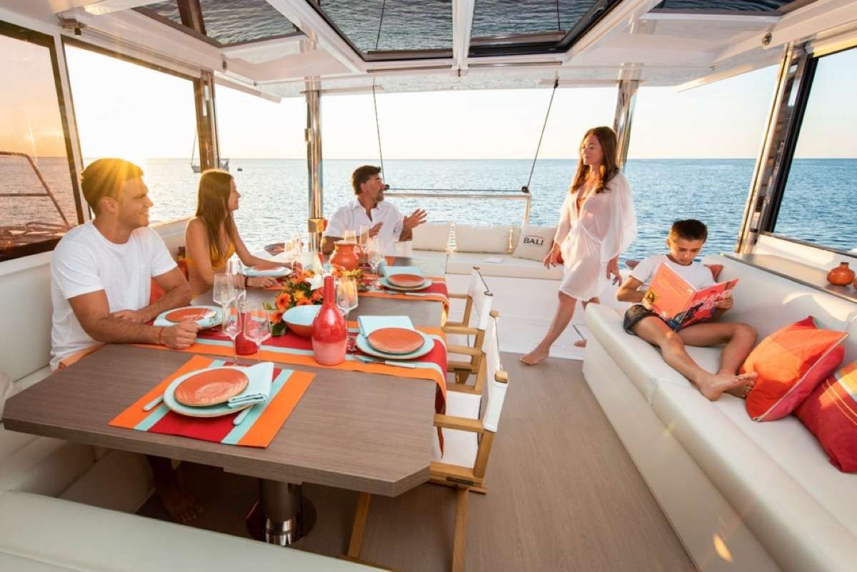 Salon / Cockpit dining area