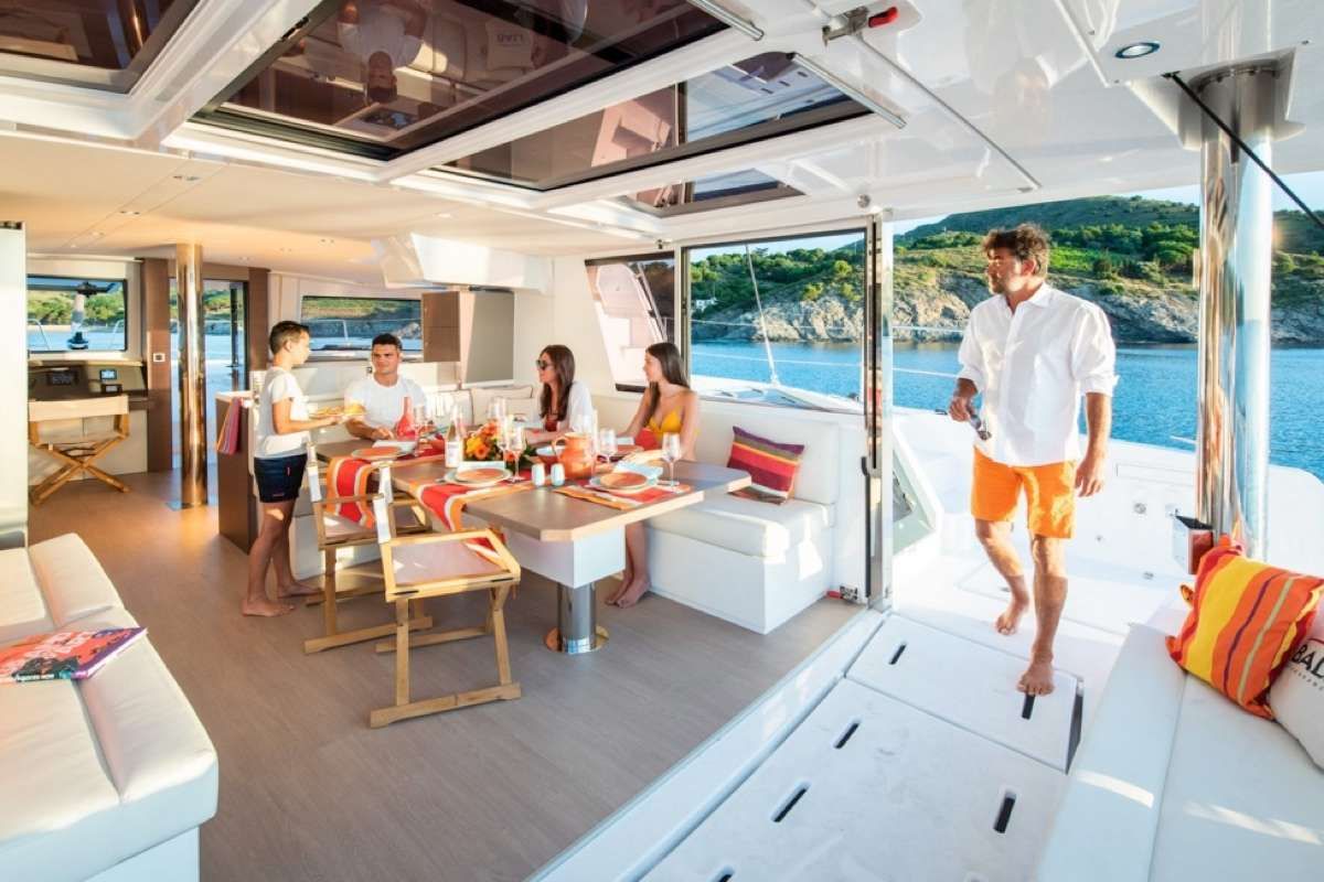 Salon / Cockpit dining area
