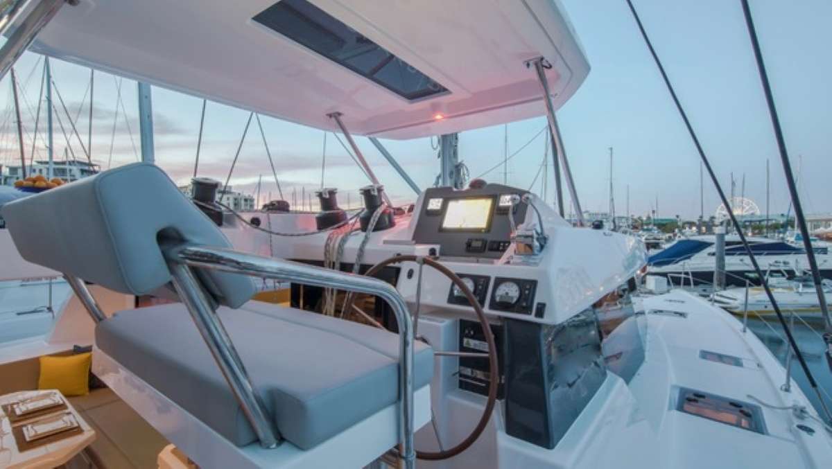 Crewed Catamaran WIND DANCER - Robertson and Caine Leopard 50 - 3 ...