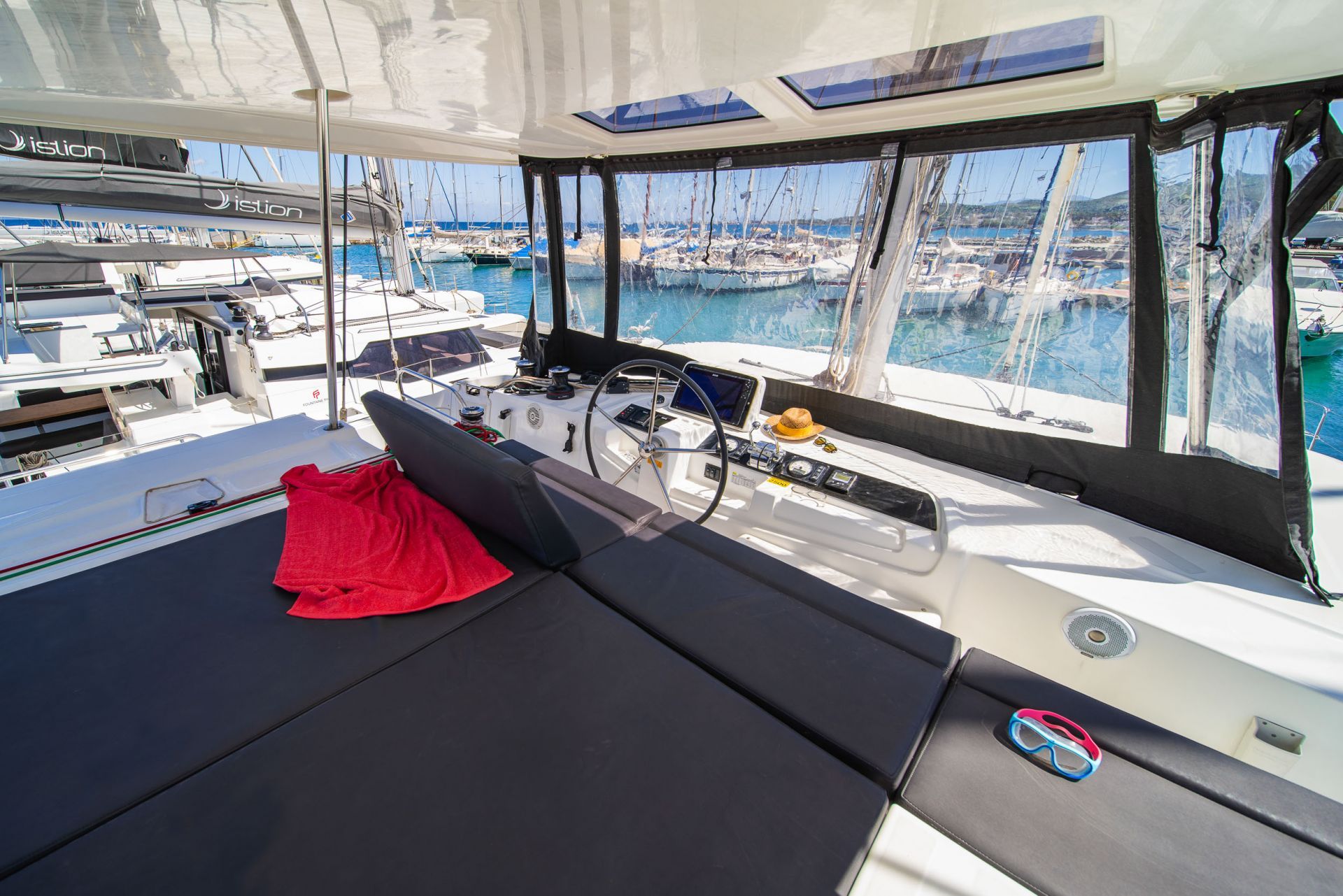 catamaran 6 cabins