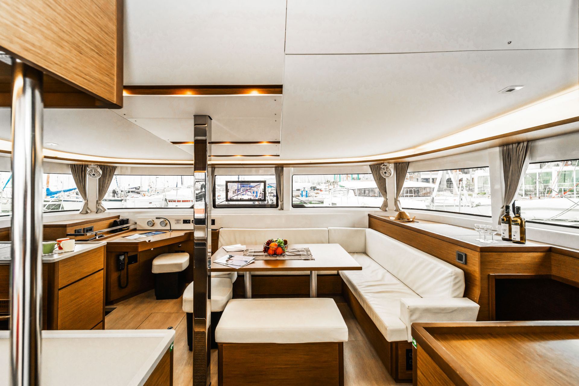 catamaran 6 cabins