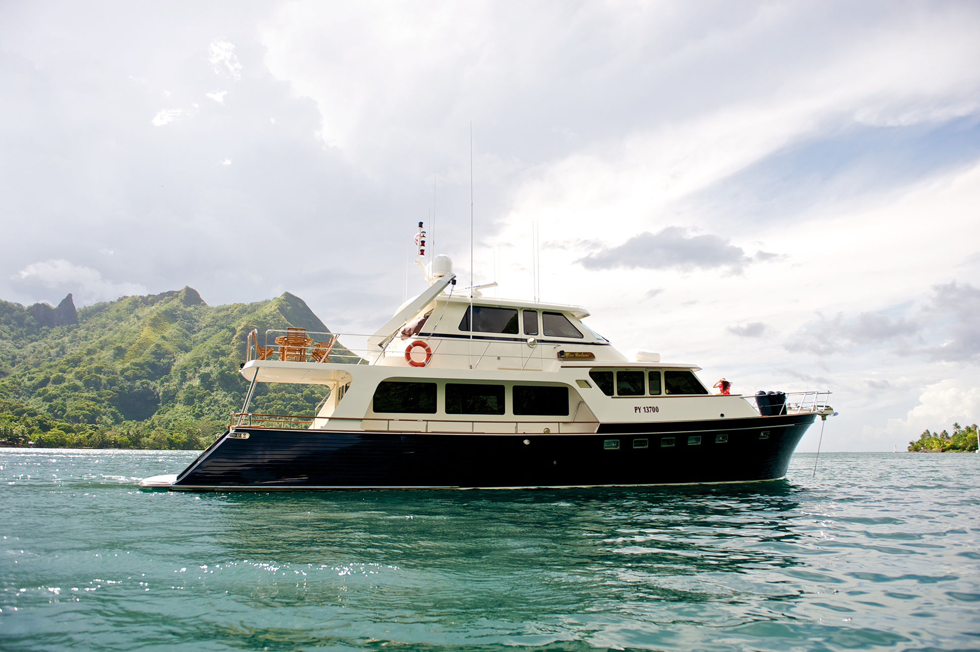 Luxury Crewed Motor Yacht MISS KULANI - 4 Cabins - Tahiti - Bora Bora ...