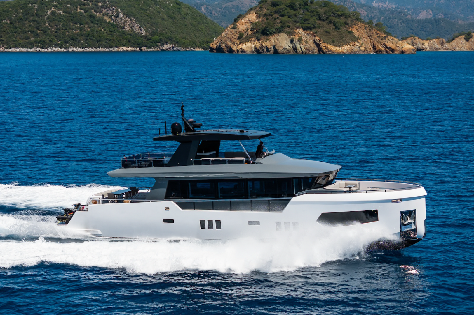 Luxury Crewed Motor Yacht FERRO 77 - Delta Marine 25m - 4 Cabins ...