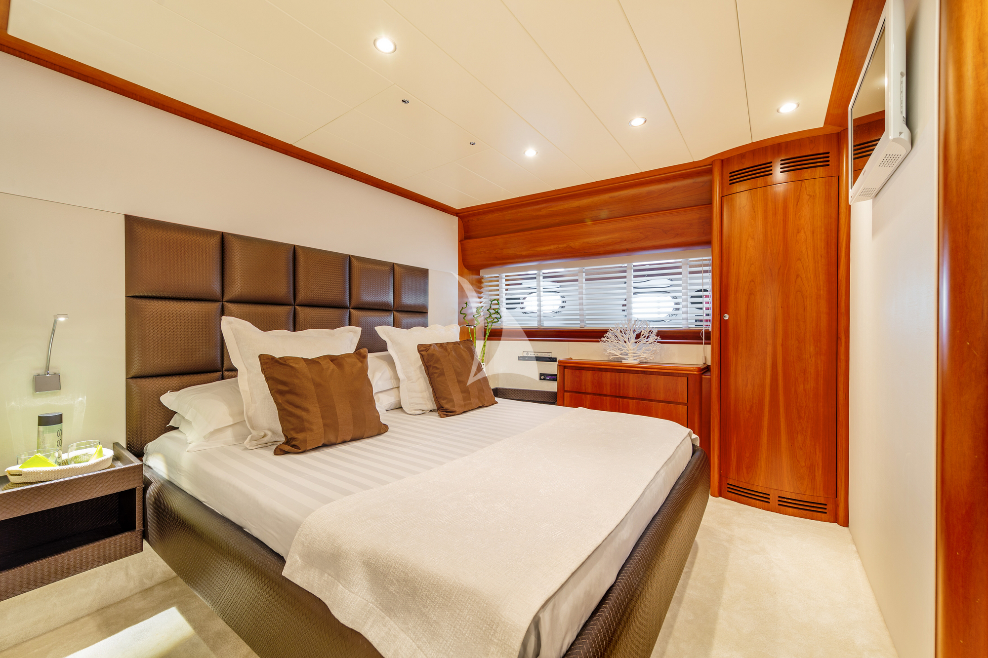 Crewed Motor Yacht WHITE HAVEN Canados 25 4 Cabins Naples Capri