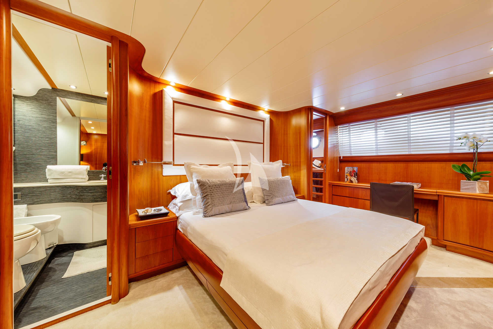 Crewed Motor Yacht WHITE HAVEN Canados 25 4 Cabins Naples Capri