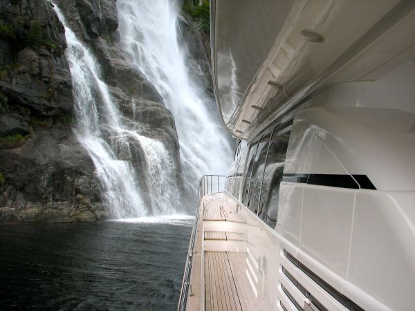 ANNE VIKING Princess 84 Luxury Motoryacht Walkway