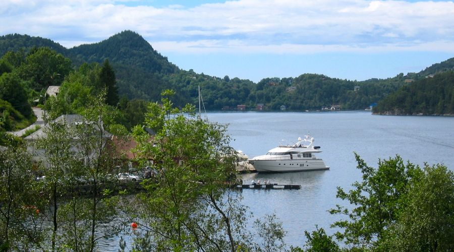 ANNE VIKING Princess 84 Luxury Motoryacht Anchored