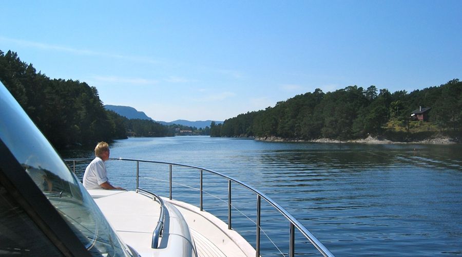 ANNE VIKING Princess 84 Luxury Motoryacht Bow