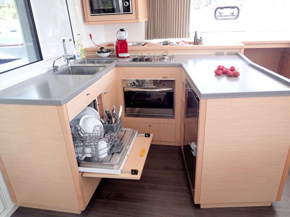 Lagoon 450 ARCTIC PRINCE Galley