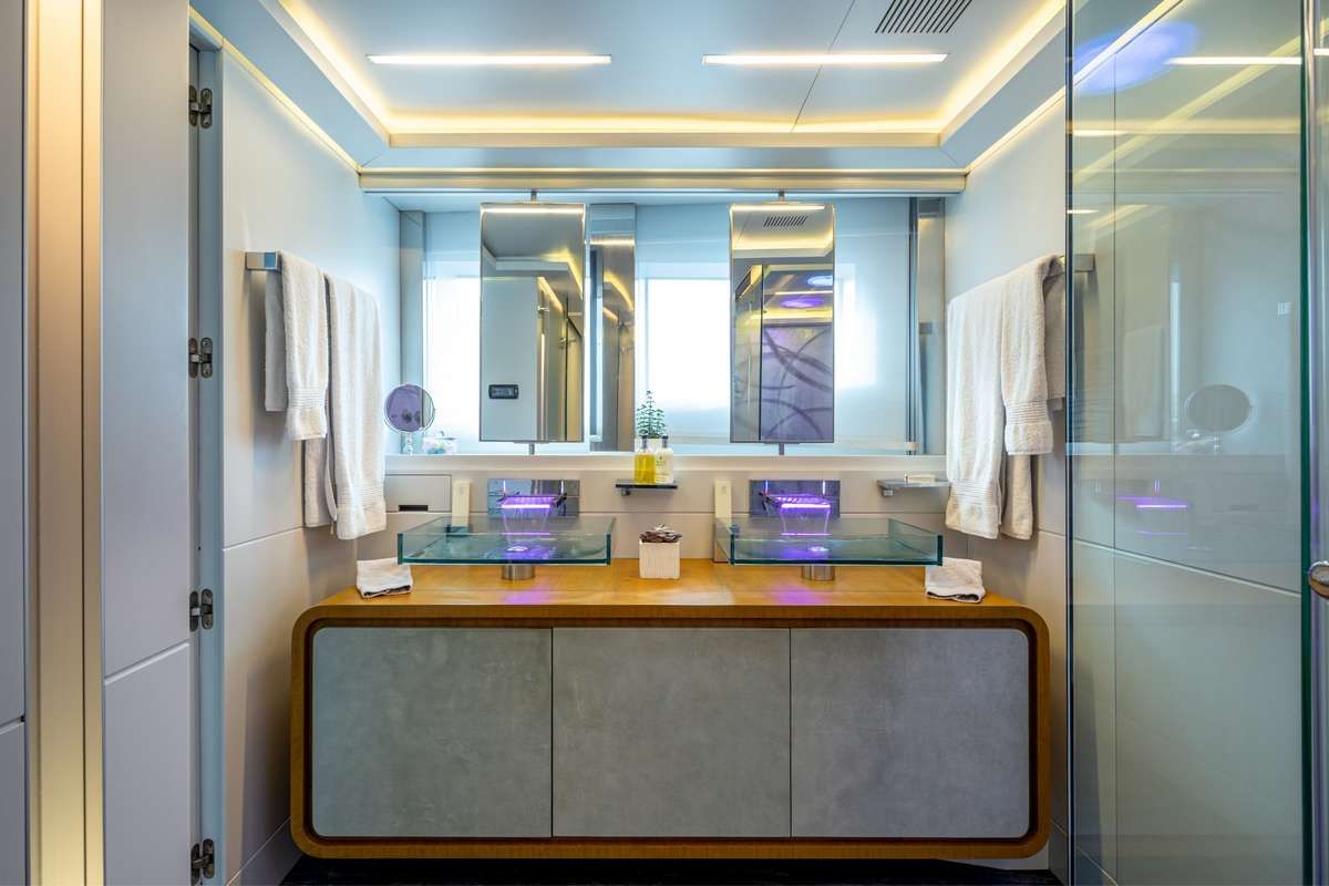 BARENTS SEA Yacht Master Bath