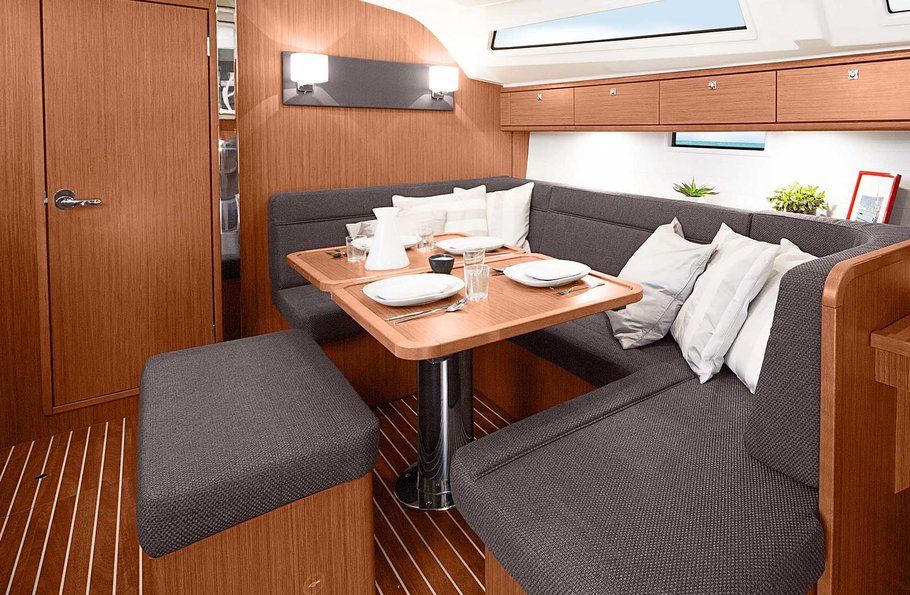Bavaria 41 Cruiser Dining