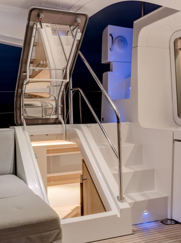 entrance to aft starboard cabin