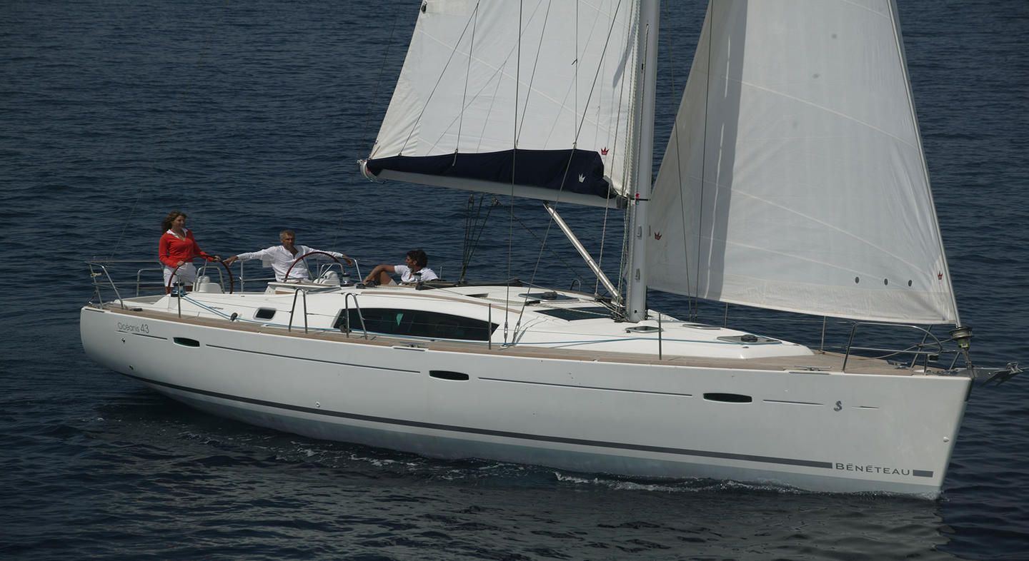 Beneteau Oceanis 43 Sailing