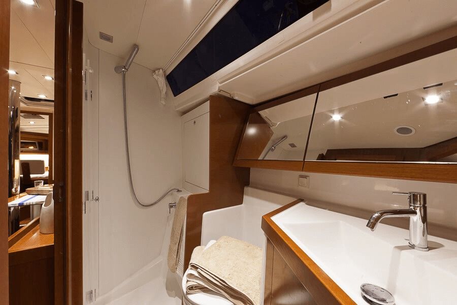 Beneteau Oceanis 41 Bathroom