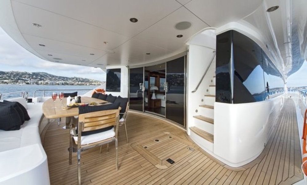 BLACK & WHITE - Aft Deck