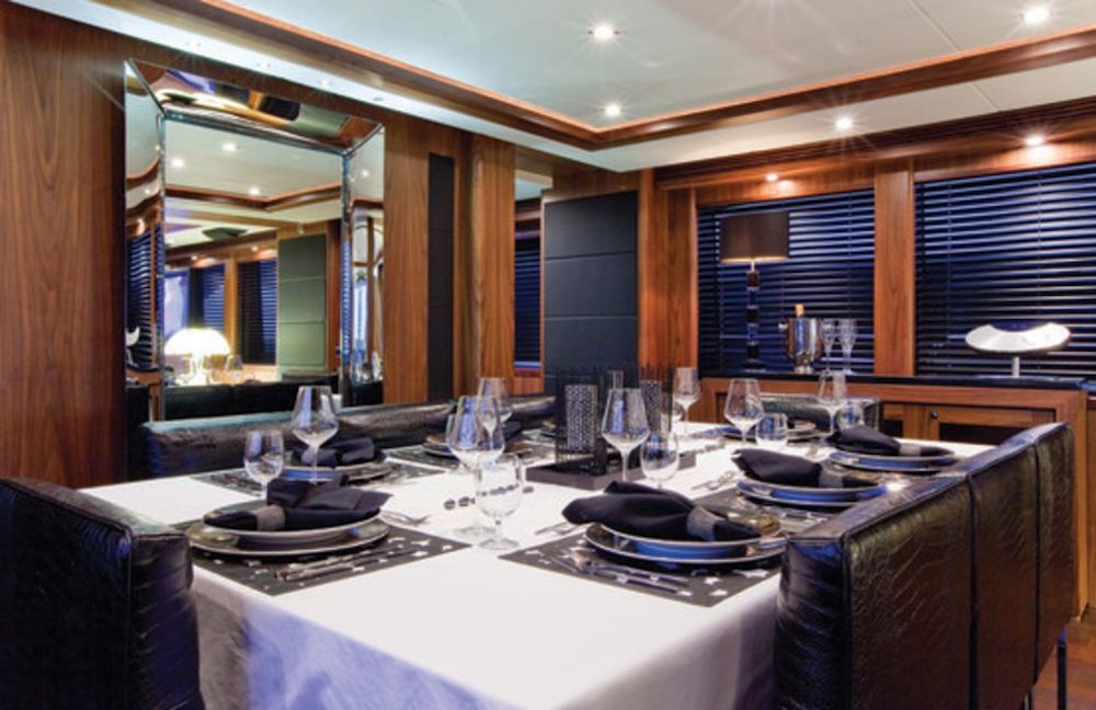 BLACK & WHITE - Dining Area