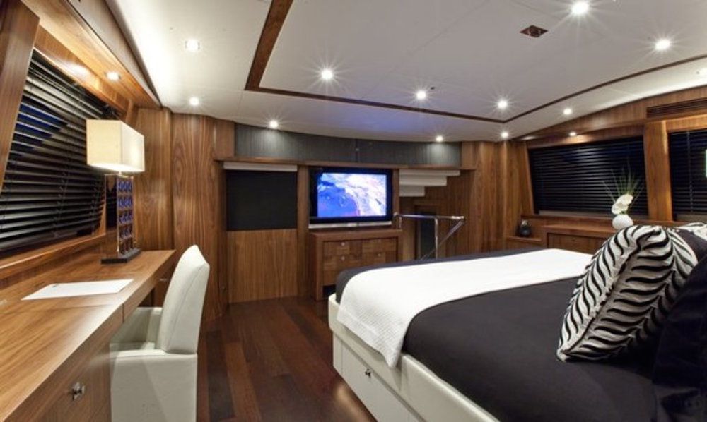 BLACK & WHITE - Master Cabin 2