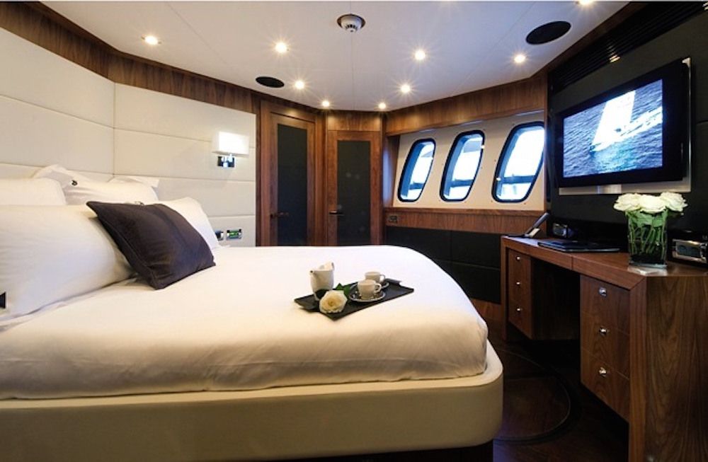 BLACK & WHITE - VIP Cabin
