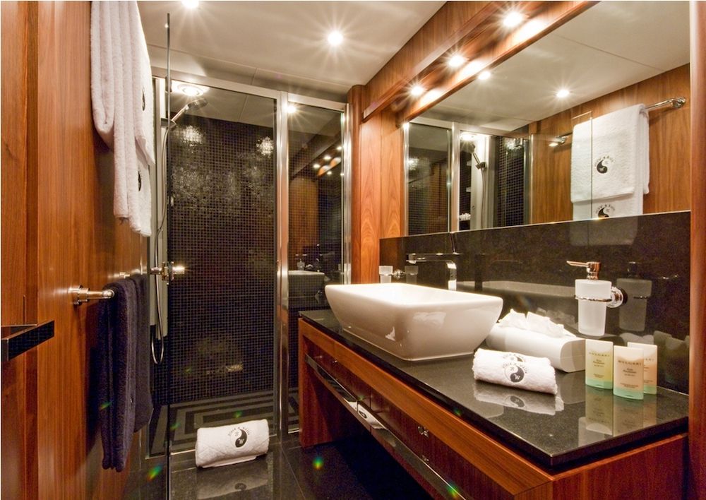 BLACK & WHITE - Ensuite
