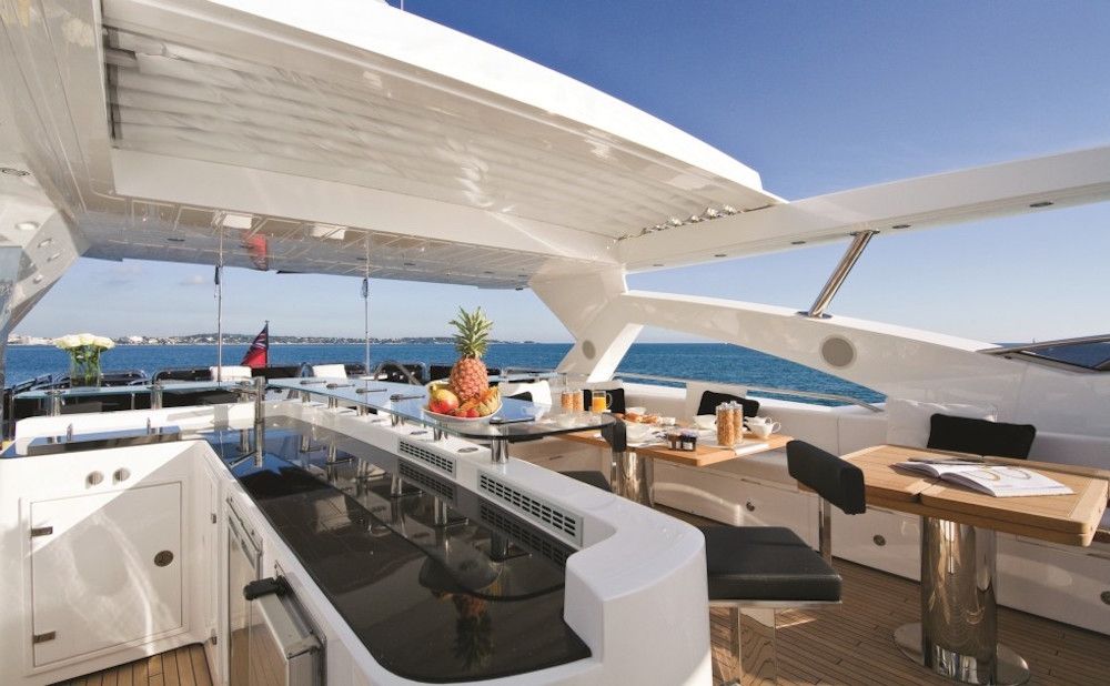 BLACK & WHITE - Flybridge