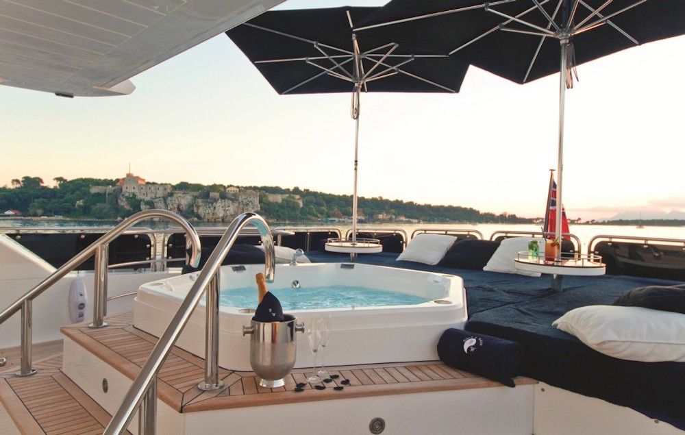 BLACK & WHITE - Flybridge Jacuzzi