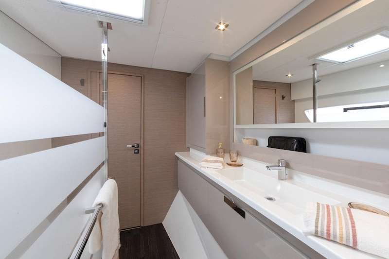 Fountaine Pajot Elba 45 CHAMPAGNE Bathroom