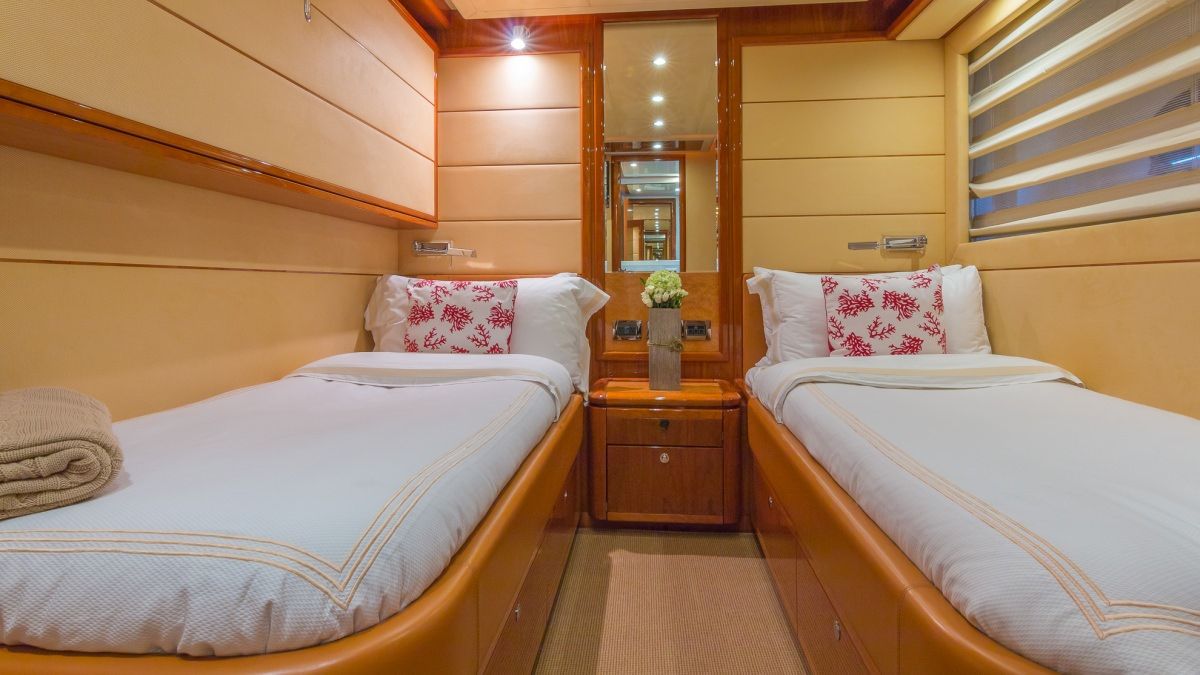 Miami Day Charter Yacht CINQUE MARE Ferretti 88 Twin Cabin