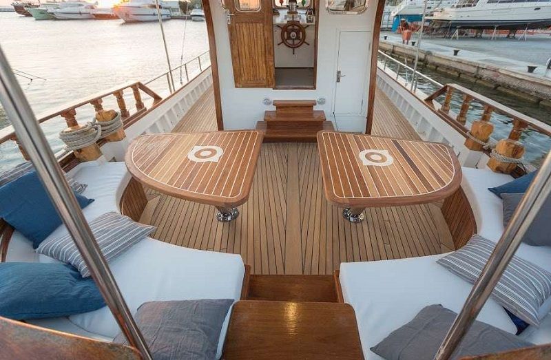 aft deck seating area