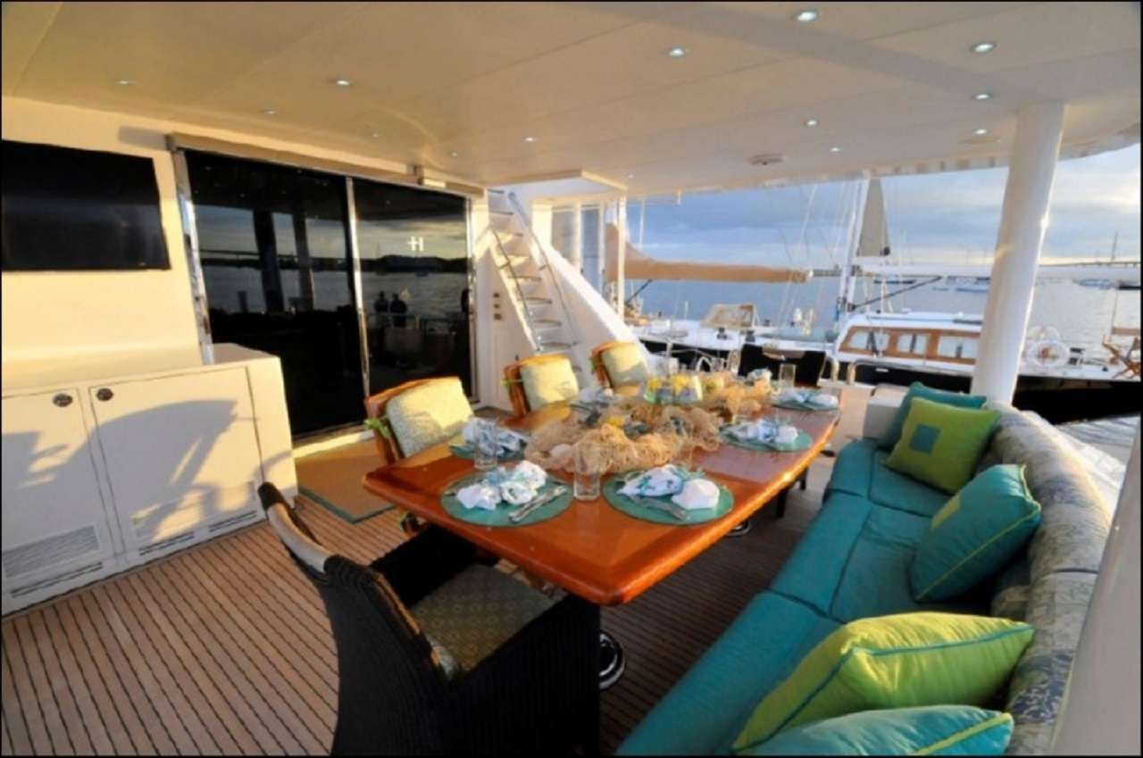 CYNDERELLA Hargrave 101 Aft Deck Dining