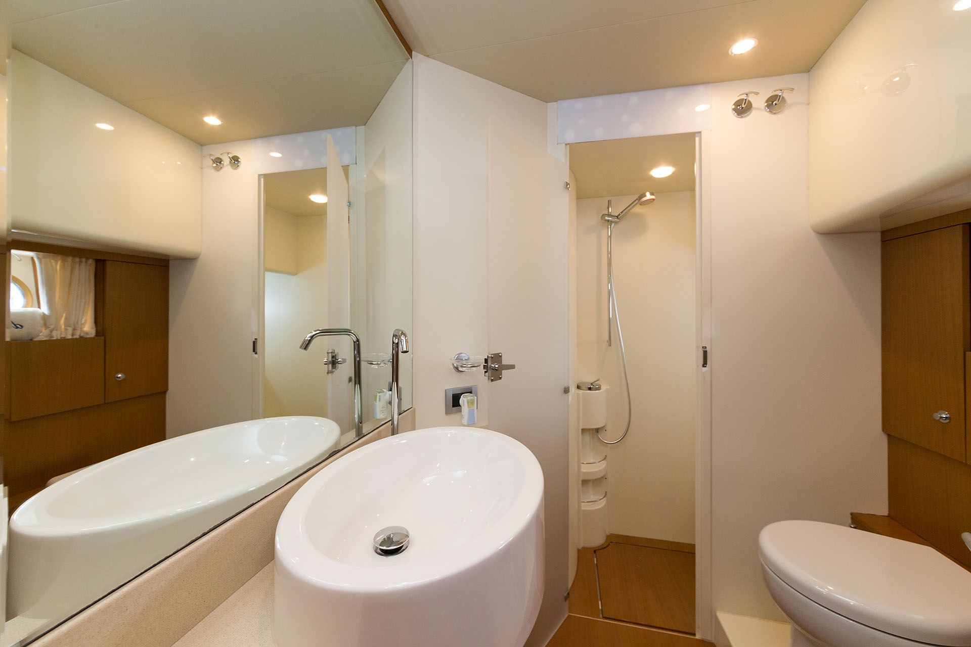 D`ARTAGNAN Ferretti 630 Luxury Motoryacht Bathroom