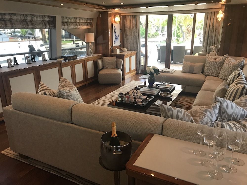 DRAGON Motor Yacht Saloon